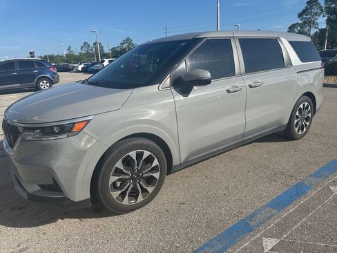 Used 2024 Kia Carnival EX image 4