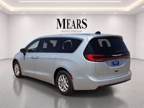 Used 2024 Chrysler Pacifica Touring-L FWD image 3