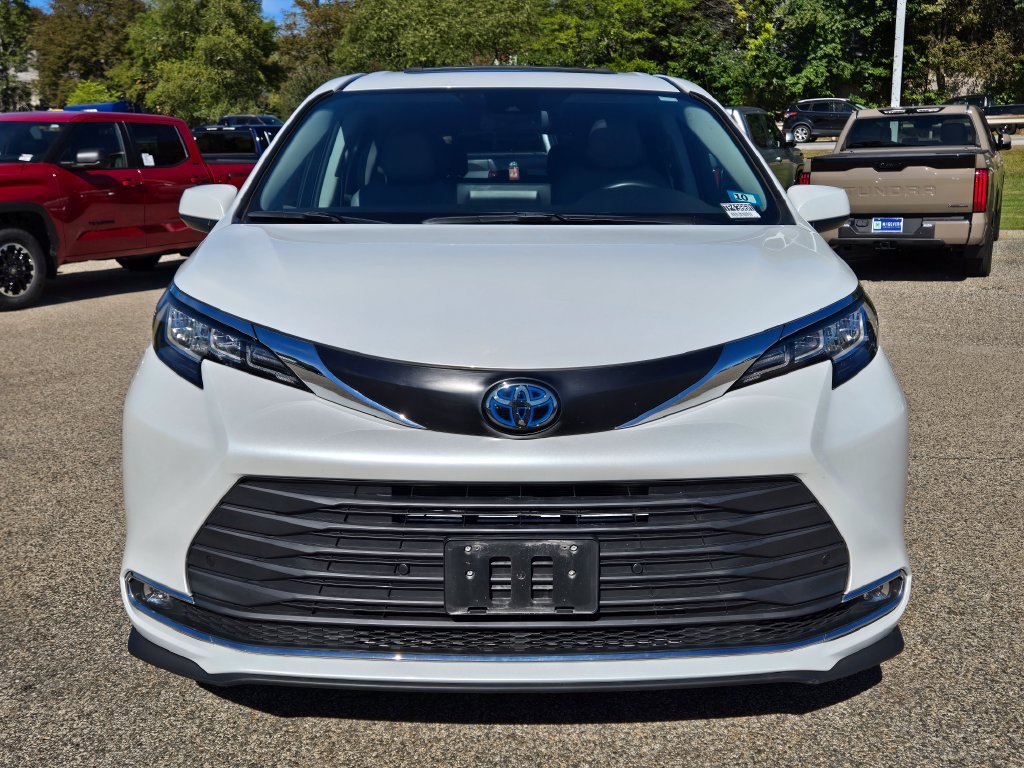 Used 2023 Toyota Sienna XLE AWD/4WD image 9