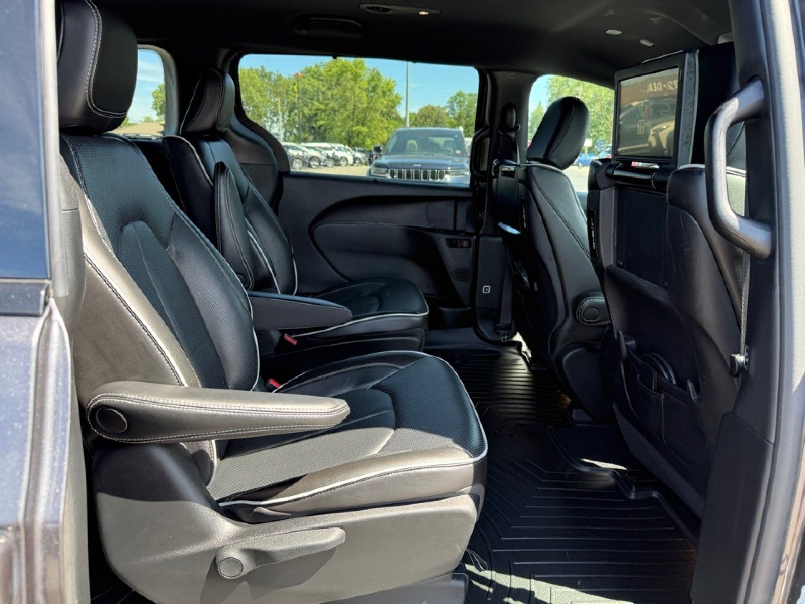 Used 2021 Chrysler Pacifica Limited w/ Uconnect Theater Family Group FWD image 27