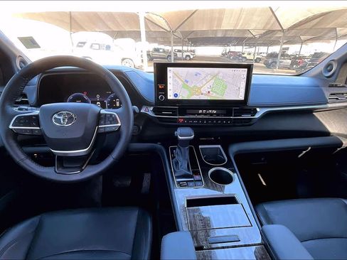 Used 2025 Toyota Sienna Platinum image 14