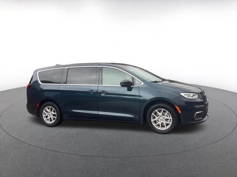 Used 2025 Chrysler Pacifica Select image 2