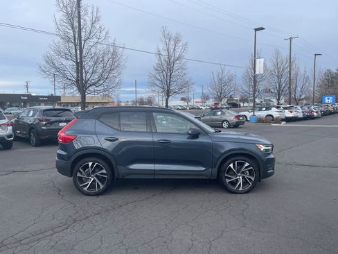 Used 2022 Volvo XC40 T5 R-Design w/ Advanced Package image 8