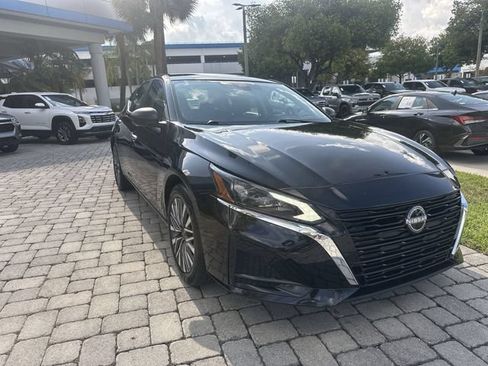 Used 2025 Nissan Altima 2.5 SV FWD image 17