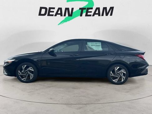 Certified 2025 Hyundai Elantra SEL FWD image 4