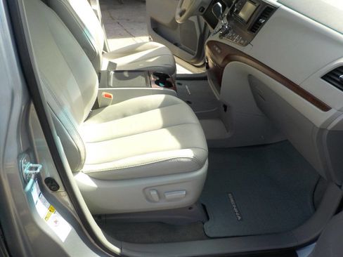 Used 2014 Toyota Sienna XLE AWD/4WD image 13