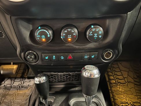 Used 2015 Jeep Wrangler Unlimited Sahara AWD/4WD image 18