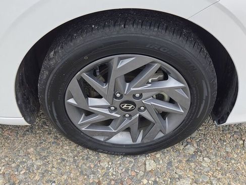 Used 2024 Hyundai Elantra SEL FWD image 17