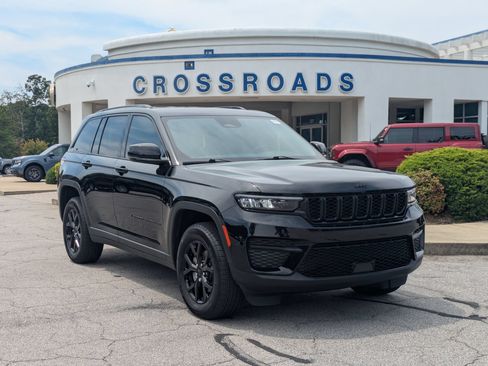Used 2024 Jeep Grand Cherokee Altitude AWD/4WD image 1