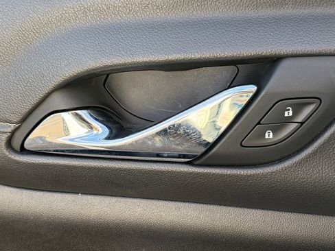 Used 2023 GMC Acadia SLE image 9