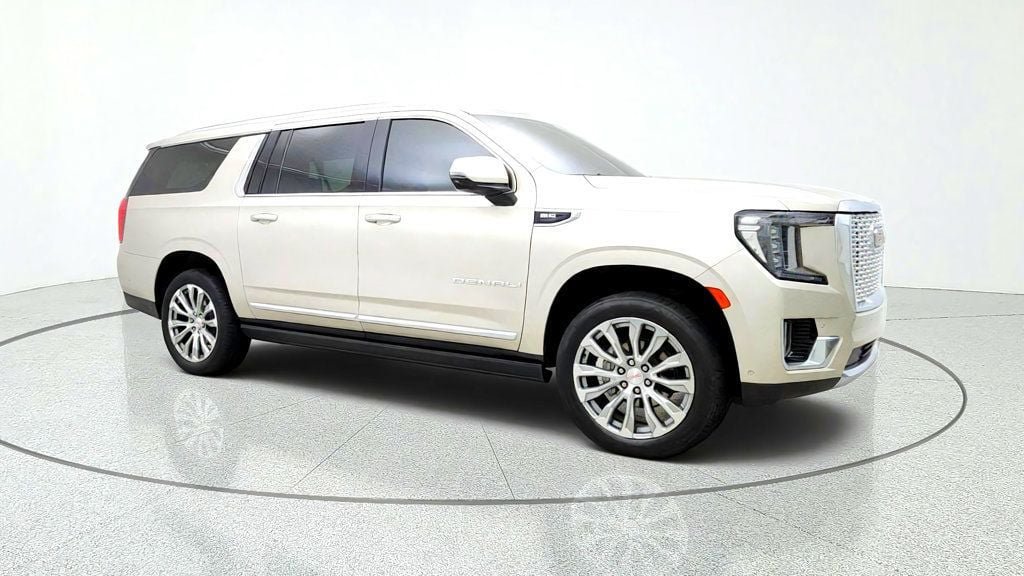 Used 2023 GMC Yukon XL Denali w/ Denali Reserve Package AWD/4WD image 3