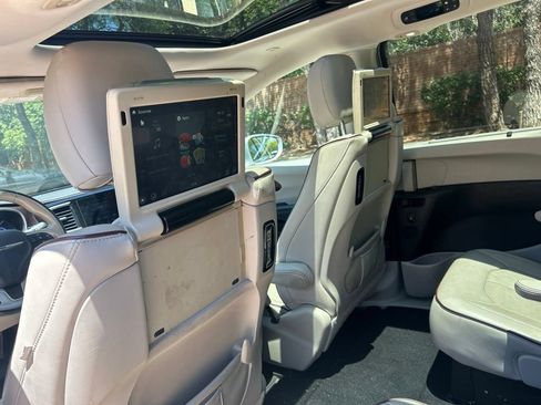 Used 2017 Chrysler Pacifica Limited FWD image 9