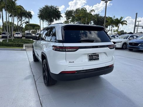 Used 2022 Jeep Grand Cherokee Altitude AWD/4WD image 13
