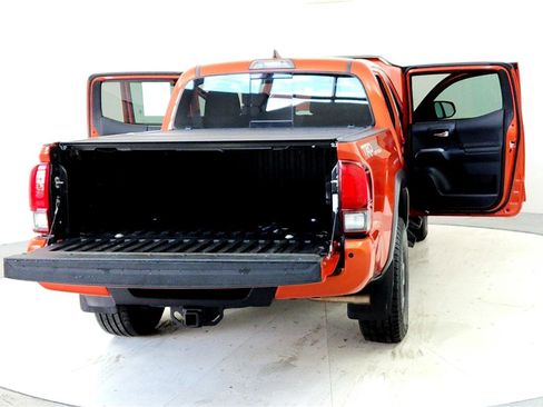 Used 2018 Toyota Tacoma TRD Off-Road w/ Technology Package AWD/4WD image 11