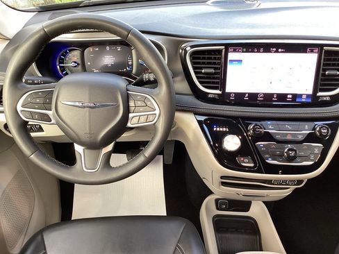 Used 2023 Chrysler Pacifica Touring-L FWD image 18