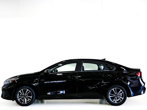 Used 2024 Kia Forte LXS w/ LXS Technology Package FWD image 5