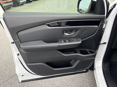New 2025 Honda Pilot Touring image 13