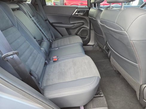 Used 2024 Mitsubishi Outlander SE Black Edition FWD image 18