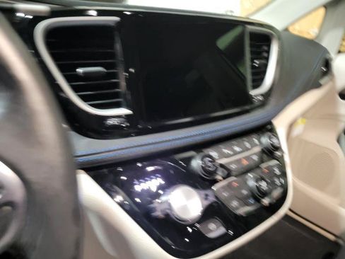 Used 2021 Chrysler Pacifica Touring-L w/ Premium & Safety Sphere Group FWD image 4