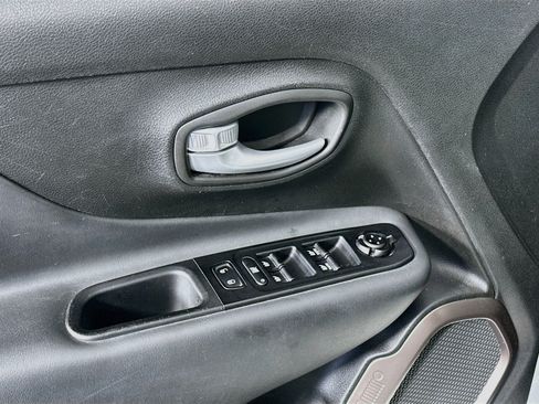 Used 2023 Jeep Renegade Latitude AWD/4WD image 15
