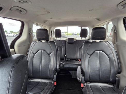 Used 2017 Chrysler Pacifica Touring-L Plus w/ Advanced Safetytec Group FWD image 10