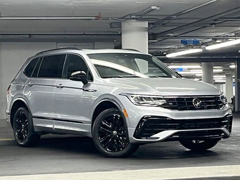 Certified 2022 Volkswagen Tiguan SE R-Line FWD image 2