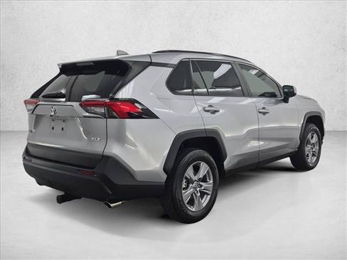Used 2022 Toyota RAV4 XLE w/ Convenience Package FWD image 5