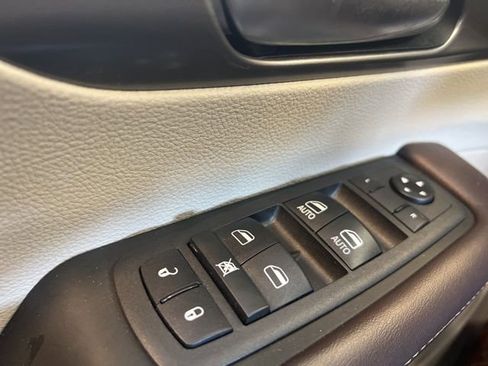 Used 2021 Chrysler Voyager LX image 31