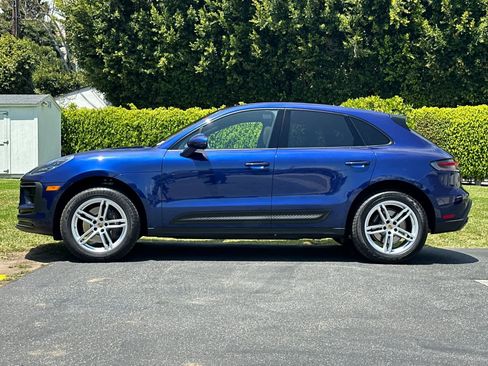Certified 2025 Porsche Macan AWD/4WD image 2