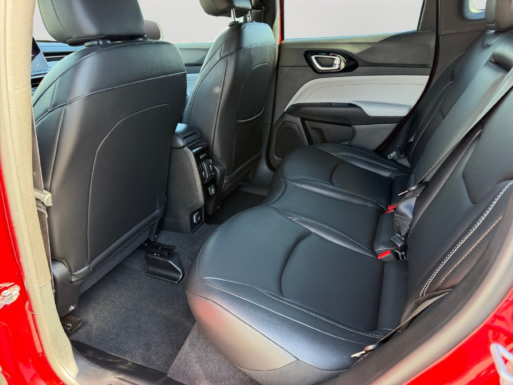 Used 2026 Jeep Compass Limited AWD/4WD image 12