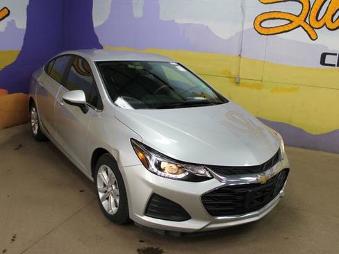 Used 2019 Chevrolet Cruze LT FWD image 2