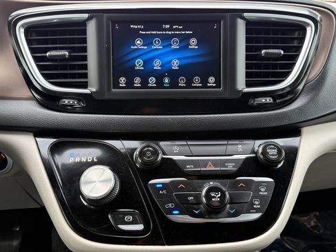 Used 2020 Chrysler Voyager Lxi FWD image 27