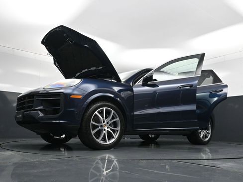 Used 2025 Porsche Cayenne AWD/4WD image 34