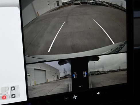 Used 2023 Tesla Model 3 Standard Range image 18