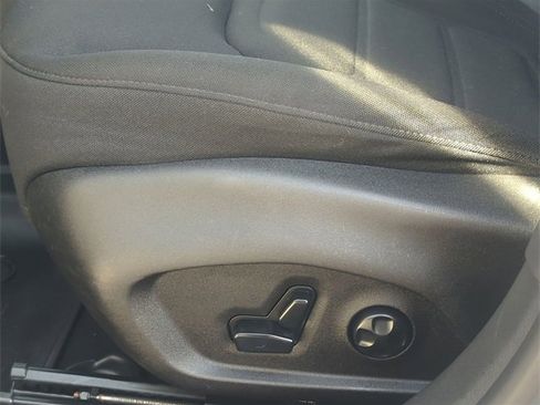 Used 2020 Jeep Renegade Latitude w/ Cold Weather Group image 19