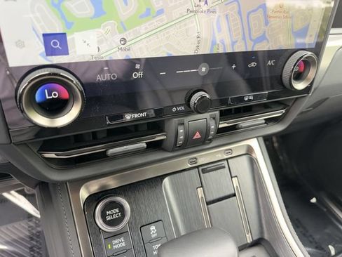 Used 2024 Lexus GX 550 AWD/4WD image 19