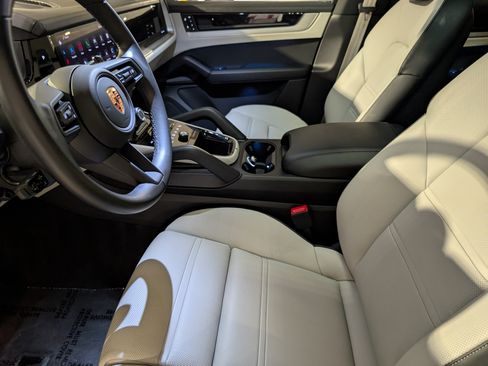 Certified 2025 Porsche Cayenne S AWD/4WD image 4
