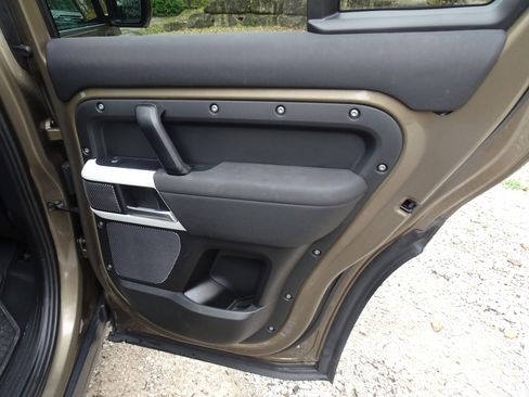 Used 2020 Land Rover Defender 110 First Edition image 24