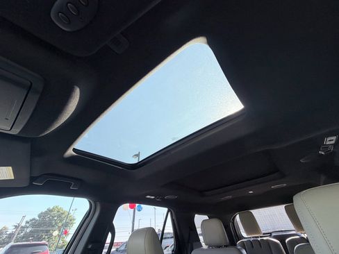 Used 2018 Ford Explorer XLT w/ Equipment Group 202A FWD image 10