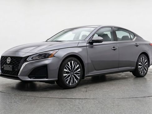 Used 2025 Nissan Altima 2.5 SV FWD image 3