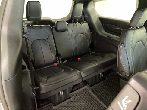 New 2025 Chrysler Pacifica Select image 16