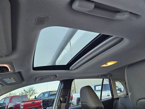 Used 2025 Toyota Corolla Cross XLE image 13