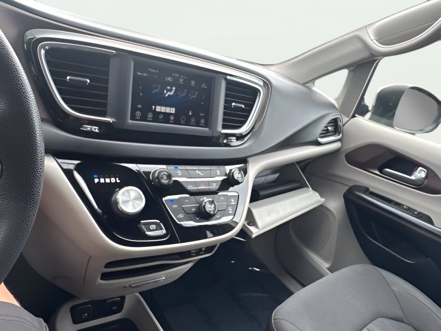 Certified 2018 Chrysler Pacifica Touring w/ Security Group FWD image 24