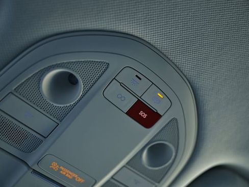 Used 2025 Genesis G70 2.5T image 41