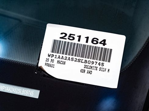 Certified 2025 Porsche Macan AWD/4WD image 32