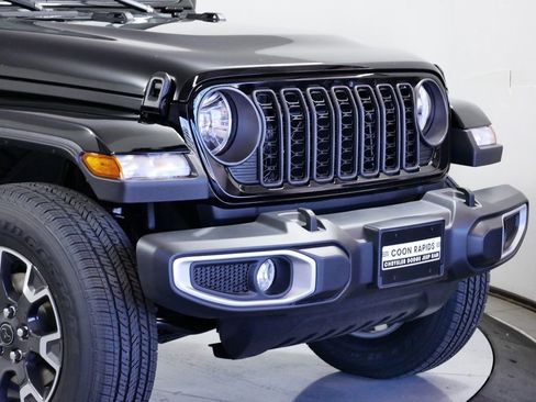 Used 2024 Jeep Gladiator Sport w/ Premium Package image 3