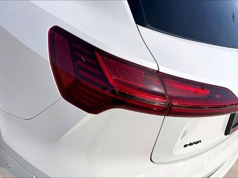 Used 2022 Audi e-tron Premium Plus w/ Premium Plus Package image 32