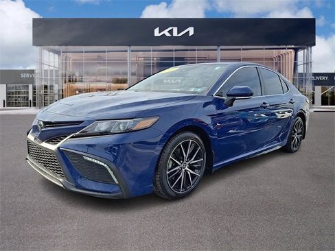 Used 2023 Toyota Camry SE image 3