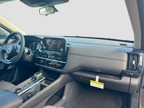 New 2025 Nissan Pathfinder SV image 32