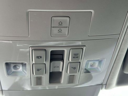 Used 2022 Volkswagen Tiguan SE image 38